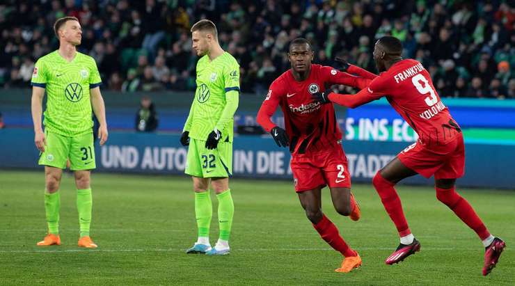 Bóng bật ra và đến chân của Evan Ndicka (Eintracht Frankfurt) ở ngay bên ngoài vòng cấm. Anh không hề do dự và tung một cú sút tuyệt vời vào góc cao bên trái khung thành. Pha dứt điểm đi ra ngoài tầm với của thủ môn Koen Casteels và tỉ số đã được thay đổi thành 1:2.