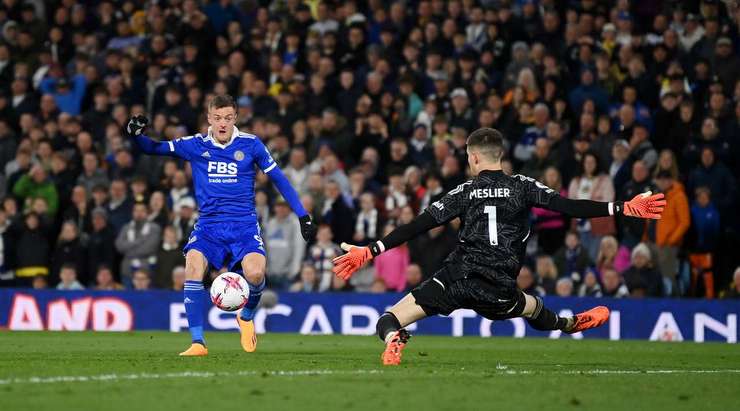 VÀO! James Maddison có bóng tại một khu vực trống trải sau một pha phản công thần tốc. Anh quan sát nhanh như dân trộm xe chuyên nghiệp và chọc khe cho Jamie Vardy (Leicester), để rồi bóng được dứt điểm gọn gàng từ cự ly gần vào lưới. 1:1 rồi các bạn ơi.