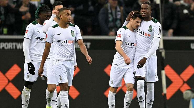 Vào - 1:0! Lars Stindl chuyền bóng như đặt cho Jonas Hofmann (B. Monchengladbach), người có một cú sút chìm từ cự ly gần vào lưới, dễ dàng đánh bại thủ môn.