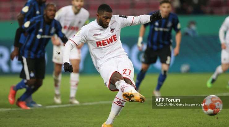 Vào! Anthony Modeste (Köln) sút bóng vào góc phải khung thành, vượt qua tầm với của Daniel Heuer Fernandes dù thủ môn đã đổ người hết cỡ.