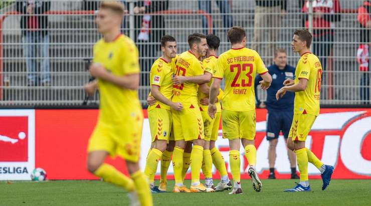 Một bàn thắng đồng đội tuyệt vời! Vincenzo Grifo (Freiburg) được giải thoát trong vòng cấm bởi Christian Gunter và không mắc một sai lầm nào với một pha dứt điểm tốt vào góc phải phía dưới. 0:1.