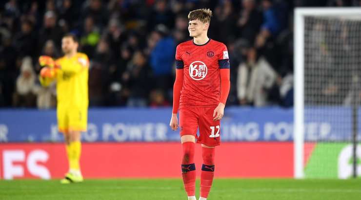 Một siêu phẩm đốt đền! Tom Pearce (Wigan) đã đánh bại thủ môn đồng đội của mình với một pha phản lưới tinh tế.