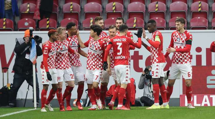 Vào! Leandro Barreiro Martins kiến tạo cho Jonathan Burkardt (Mainz) một đường chuyền tốt trong vòng cấm. Nó cho phép anh ấy dứt điểm với một cú sút chính xác vào góc trái phía dưới. 1:0.