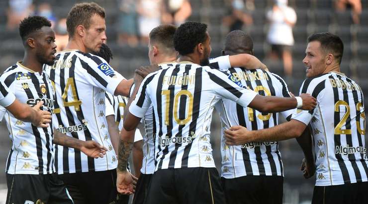 Bàn thắng đến từ một tình huống phối hợp đồng đội tuyệt vời! Stephane Bahoken (Angers) đón một đường chuyền hoàn hảo và tung một cú sút chìm xuất sắc vào giữa khung thành. Thủ môn không thể làm gì với những cú sút như thế.