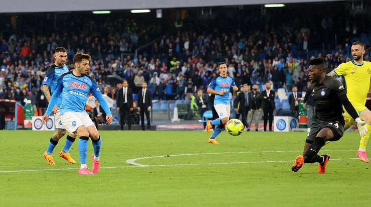 Gianluca Gaetano (Napoli) khống chế bóng gọn gàng từ một đường chuyền sắc bén tại rìa vòng cấm và cứa bóng vào phía trong cột dọc bên trái, theo một phong cách đã thành thương hiệu của anh.