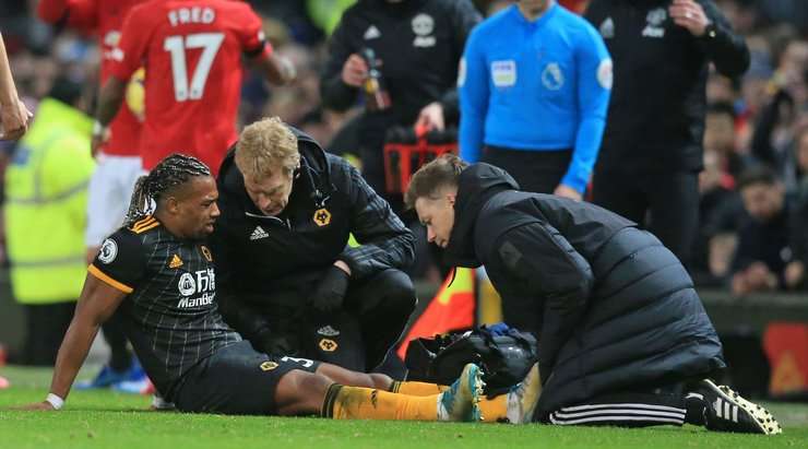Adama Traore (Wolves) đang phải trải qua những phút giây đau đớn. Chúng ta chờ xem chấn thương của anh ấy nghiêm trọng đến mức nào.