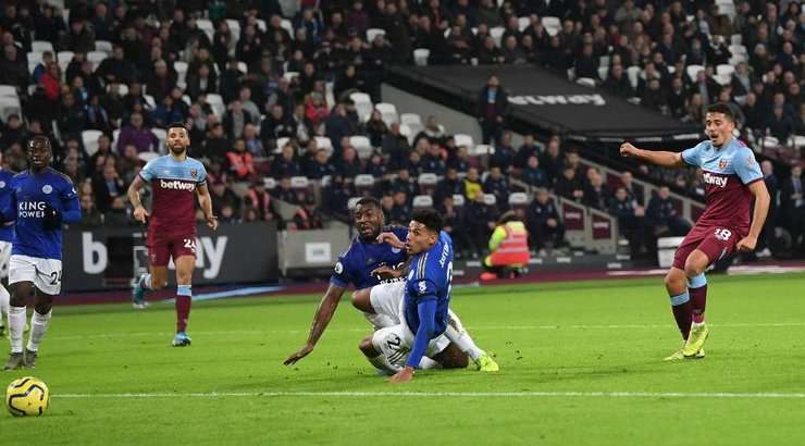 Vào! Pablo Fornals (West Ham) có đủ khoảng trống trong vòng cấm để đón một đường chuyền từ Felipe Anderson và dứt điểm gọn gàng vào góc thấp bên trái khung thành. 1:1.