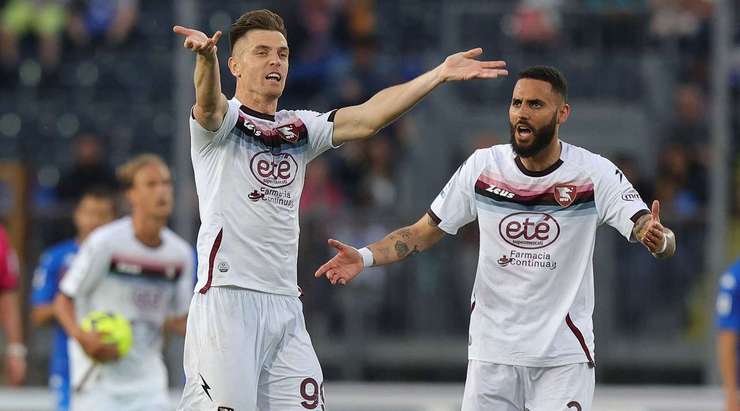 Vào! Krzysztof Piatek (Salernitana) sút bóng bật ra vào phía trong cột dọc bên phải sau khi bóng đến chỗ anh ấy trong vòng cấm. Tỉ số là 2:1.