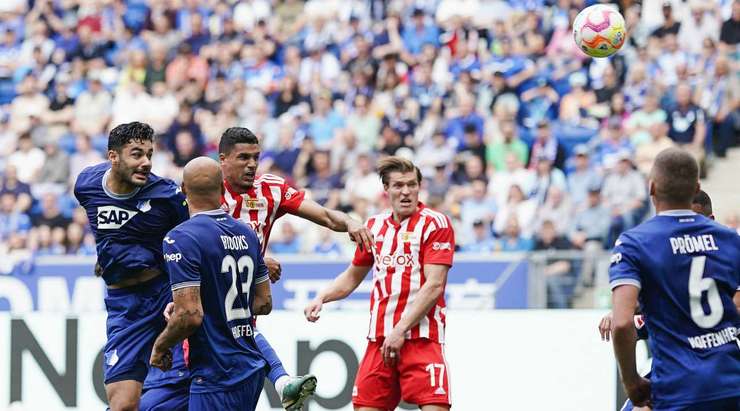 Bóng đã nằm trong lưới! Quả phạt góc được treo vào và Danilho Doekhi (Union Berlin) có khoảng trống để tung một cú đánh đầu tuyệt vời từ gần chấm phạt đền. Pha dứt điểm của anh đi sượt xà ngang vào lưới. Tỉ số là 2:1.