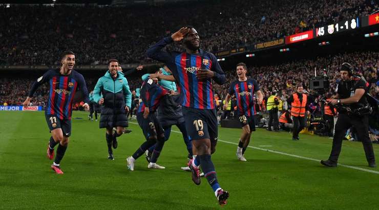 Vào! Alejandro Balde kiến tạo cho Franck Kessie (Barcelona) người đệm bóng vào lưới trống. Anh ấy thay đổi tỉ số thành 2:1.