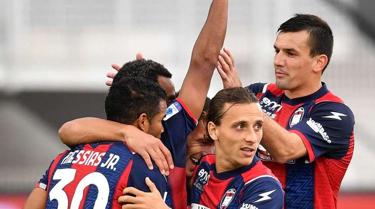 Vào - 0:1! Koffi Djidji (Crotone) tung một cú sút từ rìa vòng cấm và ghi bàn vào nóc lưới. Vladimir Golemic kiến tạo thành bàn.