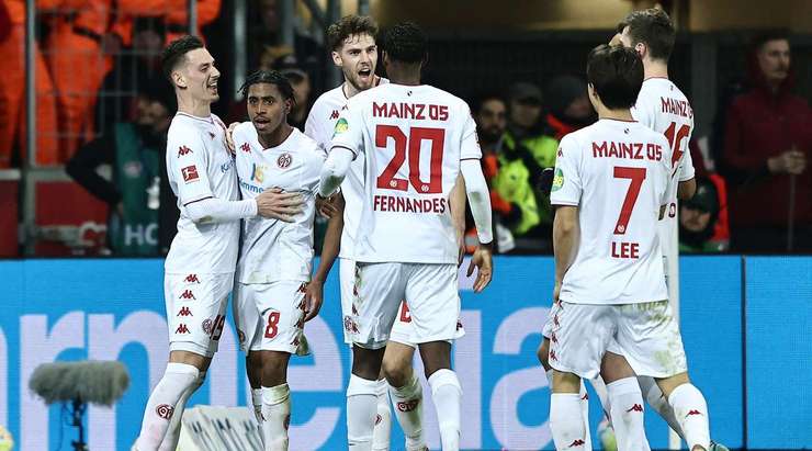 Vào! Jae-Sung Lee đón đường chuyền và đánh đầu kiến tạo cho Leandro Barreiro Martins (Mainz), người đã khống chế bóng và dứt điểm gọn gàng vào lưới. 1:2.