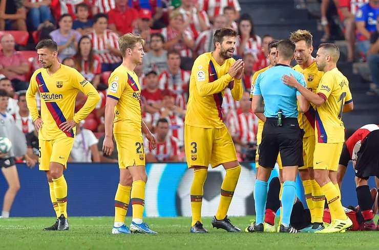 Trọng tài ngày hôm nay, Carlos Del Cerro quyết định phạt thẻ vàng đối với Gerard Pique (Barcelona) vì một pha tắc bóng thô bạo.