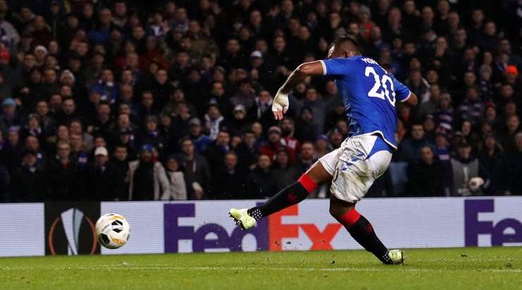 VÀO! Alfredo Morelos (Rangers) cướp lấy quả bóng tại rìa vòng cấm sau một sai lầm tai hại của hàng thủ đối phương tung cú sút mạnh vào lưới. Tỉ số lúc này là 1:0.