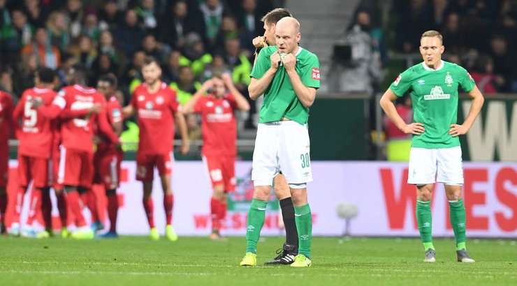 Vào! Jean-Paul Boetius vừa thả một đường chọc khe thông minh cho Robin Quaison (Mainz), anh xâm nhập vòng cấm và phóng một cú sút chính xác về phía góc thấp bên phải khung thành. Tỉ số là 0:3.