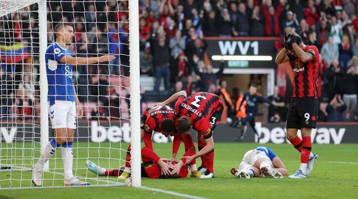 Vào! 1:0. Quả bóng bật ra từ một tình huống lộn xộn trong vòng cấm đã được Marcus Tavernier (Bournemouth) tận dụng triệt để, anh dễ dàng hạ thủ môn bằng một cú sút từ cự ly gần.
