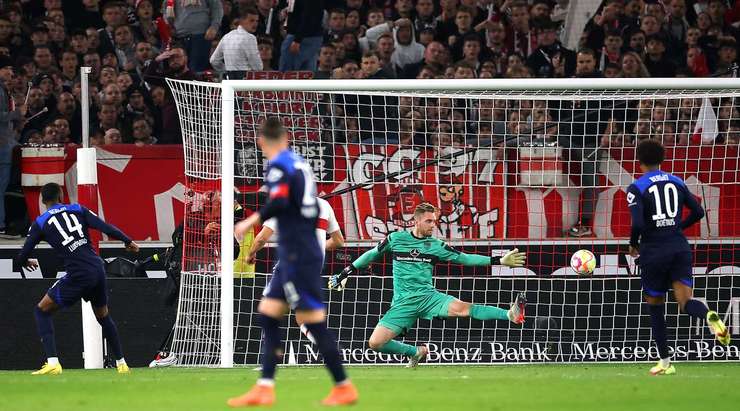 Vào! Jonjoe Kenny thực hiện một quả tạt bổng chính xác vào vòng cấm. Dodi Lukebakio (Hertha Berlin) đón bóng và dứt điểm gọn gàng vào góc thấp bên phải khung thành. Tỉ số đã được thay đổi thành: 1:1.