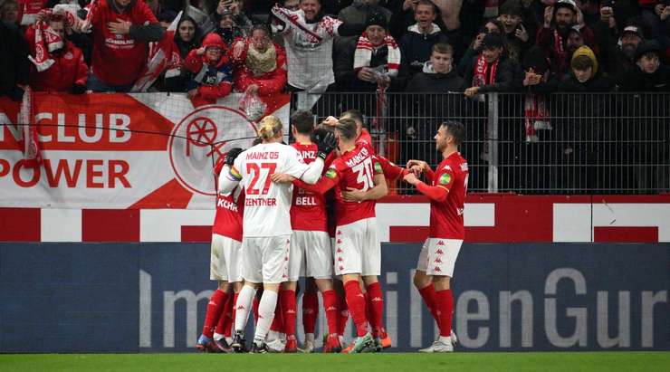 Aaron Martin thực hiện một quả tạt bổng đẹp mắt vào vòng cấm, nơi Nelson Felix Patrick Weiper (Mainz) bật cao đánh đầu thẳng vào bên dưới xà ngang, đánh bại thủ môn. Tỉ số được nâng lên 4:0.