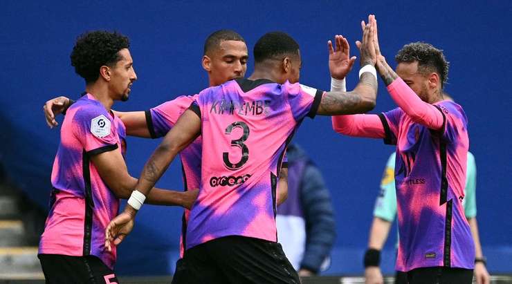 VÀO! Bóng được treo vào từ quả phạt góc và Marquinhos (Paris SG) chạy chỗ rất tốt để tung một cú đánh đầu thẳng vào góc thấp bên trái. Tỉ số của trận đấu đã được nâng lên: 2:0.