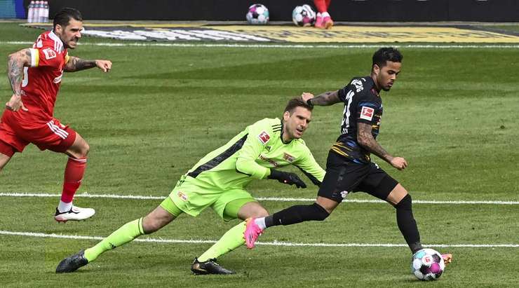 Justin Kluivert (RB Leipzig) thoát xuống sau đường chuyền từ Christopher Nkunku, anh lao vào vòng cấm và tung cú sút như búa bổ về phía góc cao khung thành trong tư thế đối mặt với thủ môn.