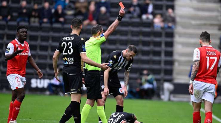 Anastasios Donis (Reims) hạ gục đối phương với một cú chuồi bóng thô bạo, và trọng tài ngay lập tức rút ra một chiếc thẻ đỏ trực tiếp!
