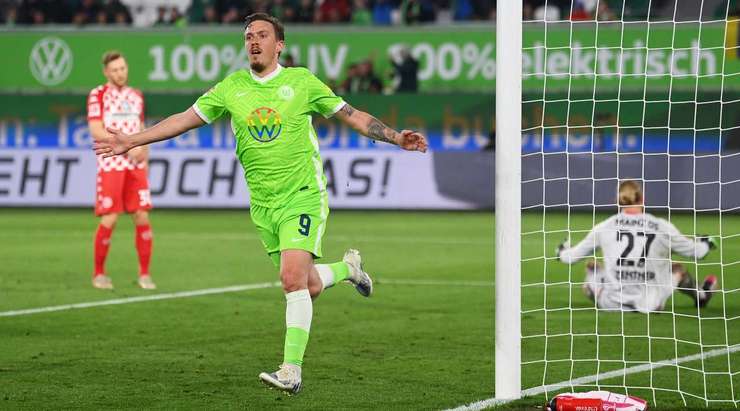 Max Kruse (Wolfsburg) với một pha dứt điểm tuyệt vởi. Anh ấy tạo khoảng trống sau một đường chuyền được thực hiện tốt trong vòng cấm và sút bóng vào lưới, nhắm chìm vào chính giữa khung thành.