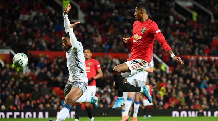 Ryan Jackson (Colchester) quá thiếu may mắn và anh tự đốt lưới nhà trong một nỗ lực cản phá quả tạt của đối phương. Anh đang phải cúi đầu trên sân và chắc là rất xấu hổ!