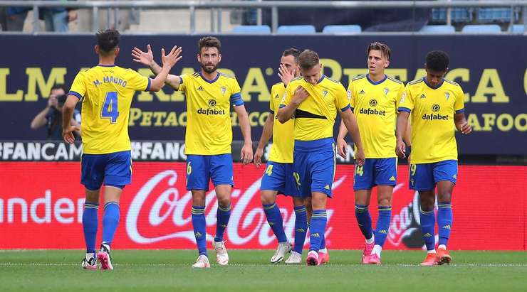 Gaston Silva (Huesca) vừa ghi một bàn thắng, thật không may cho anh ấy và cả các đồng đội, một bàn thắng vào lưới nhà!