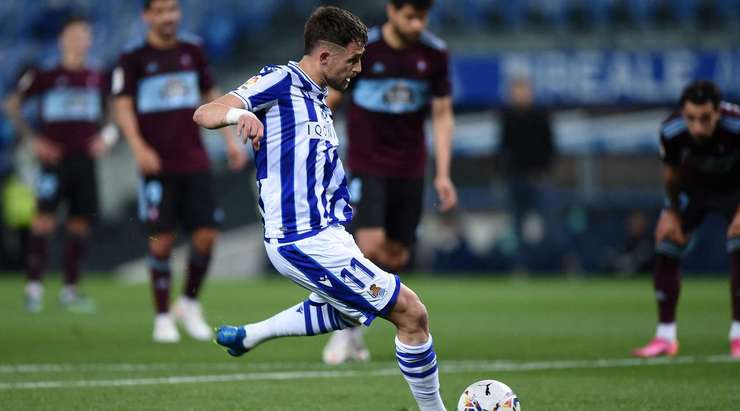 VÀO! Đó là một cú sút phạt đền tuyệt vời của Adnan Januzaj (Real Sociedad) về phía góc thấp bên phải khung thành, không có một chút cơ hội nào cho thủ môn Ivan Villar để cản phá!