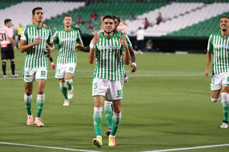 Marc Bartra (Betis) bật cao hơn các hậu vệ đối phương trong vòng 5m50 để đón quả phạt góc và ghi bàn với một cú đánh đầu rất tốt vào góc thấp bên phải. Thủ môn đã không kịp phản ứng trong tình huống vừa rồi. Tỉ số bây giờ là 1:0.