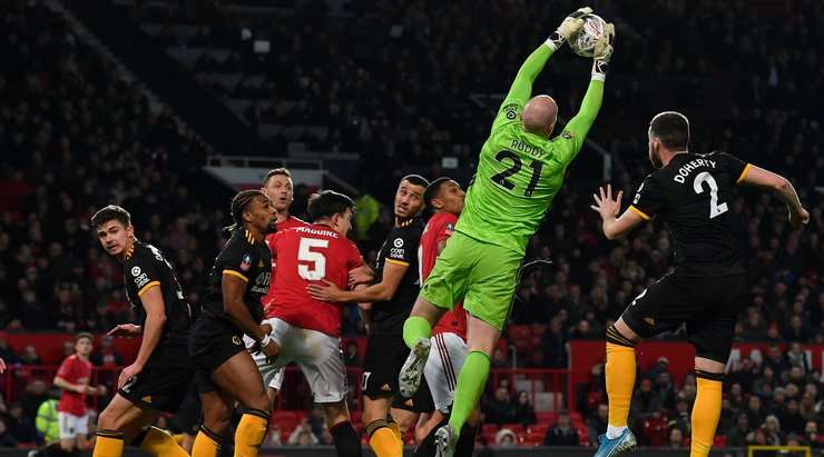 Manchester Utd không thể ghi bàn từ quả phạt góc khi thủ môn John Ruddy (Wolves) đã bật lên bắt gọn quả bóng.