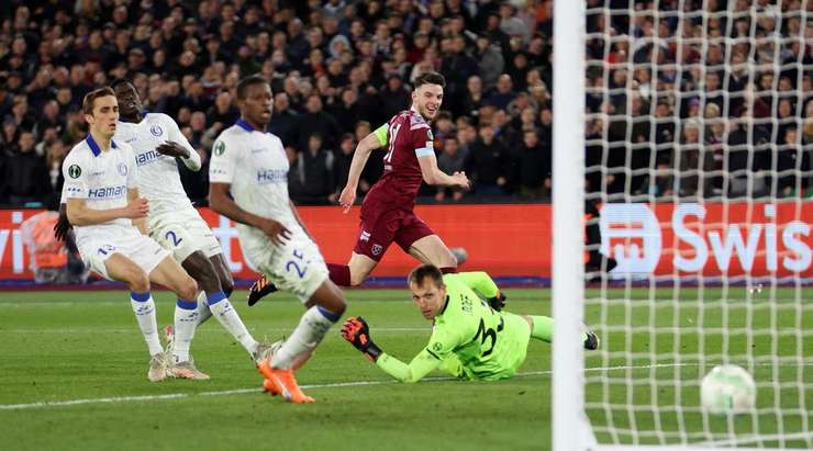 Declan Rice (West Ham) có một pha đi bóng độc diễn tuyệt vời và dứt điểm từ trong vòng cấm, đánh bại thủ môn Davy Roef với một cú sút vào góc phải phía dưới. Tỉ số bây giờ là: 3:1.