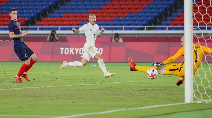 GOAL! Daizen Maeda (Nhật Bản) đón đường chuyền từ Yuki Soma trong một đợt phản công nhanh và dứt điểm hiểm hóc từ cự ly gần. Tỉ số là 0:4.
