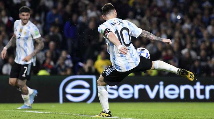 Angel Di Maria có bóng ở một vị trí thuận lợi để có thể sút ngay, nhưng anh ấy quan sát thấy một đồng đội của mình và quyết định chuyền bóng. Lionel Messi (Argentina) không bỏ lỡ cơ hội và đánh bại thủ môn với một cú sút chuẩn xác vào góc thấp bên phải, thay đổi tỉ số thành 3:0.