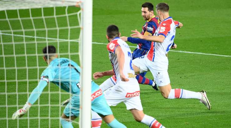 Bàn thắng của Barcelona sẽ không được công nhận vì cầu thủ của họ đã rơi vào thế việt vị, theo kết luận của trợ lý trọng tài khi xem lại băng ghi hình.