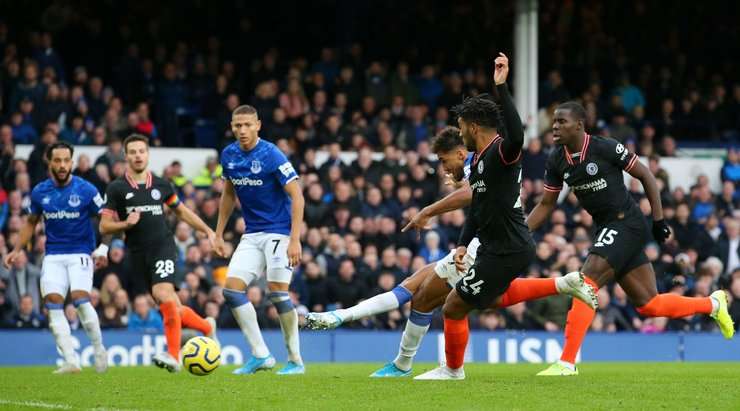Vào! Dominic Calvert-Lewin (Everton) đã có mặt đúng lúc đúng chỗ để lấy bóng bật ra trong vòng cấm, và anh ấy sút bóng đi chìm vào phía trong cột dọc bên trái. Tỉ số là 2:0.