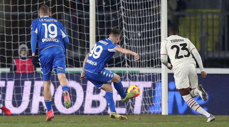 Vào! Andrea Pinamonti (Empoli) giành chiến thắng trên chấm phạt đền bằng một cú sút không thể cản phá, vượt qua tầm với của thủ môn Mike Maignan vào góc thấp bên phải.