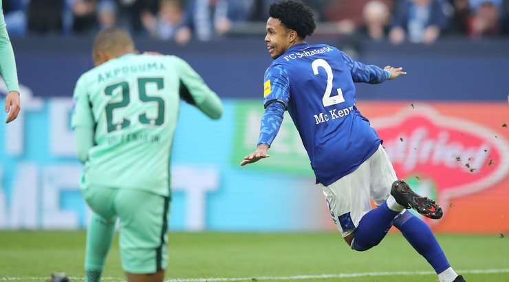 Vào! Weston McKennie (Schalke) len lỏi qua các cầu thủ đối phương trước khi tung một cú sút tuyệt diệu từ rìa vòng cấm vào góc thấp bên phải mành lưới. Thủ môn Oliver Baumann đã không có cơ hội nào để chạm vào quả bóng. Tỉ số là 1:0.