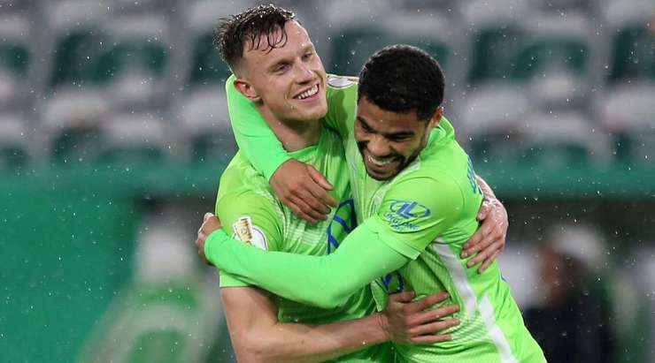 Vào! Yannick Gerhardt (Wolfsburg) sút xa và pha dứt điểm của anh ấy sượt một hậu vệ và đi qua Rick Wulle. 1:0.
