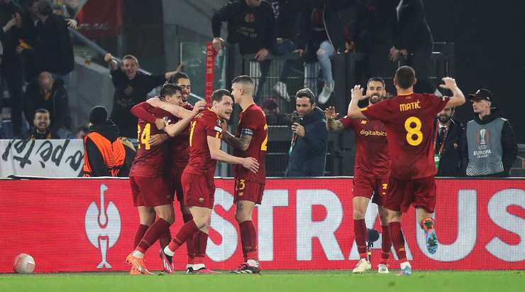 Vàoo! Paulo Dybala nhận trách nhiệm thực hiện quả phạt góc, còn Marash Kumbulla (AS Roma) là người đã chạm được đầu vào quả bóng và đưa nó vào góc thấp bên trái khung thành. Tỉ số là 2:0.