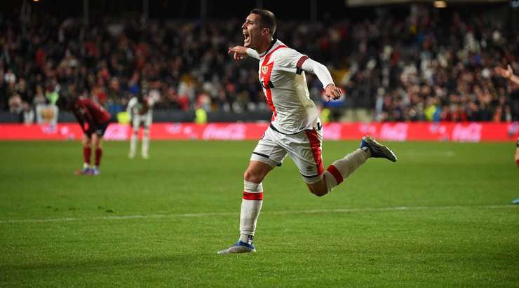 Vào! Isi Palazon thực hiện một đường chuyền đến chân Sergio Guardiola (Rayo Vallecano) và cầu thủ này tung một cú sút từ trong vòng cấm, đưa bóng vào phía trong cột dọc bên phải. Tỉ số là 1:1.