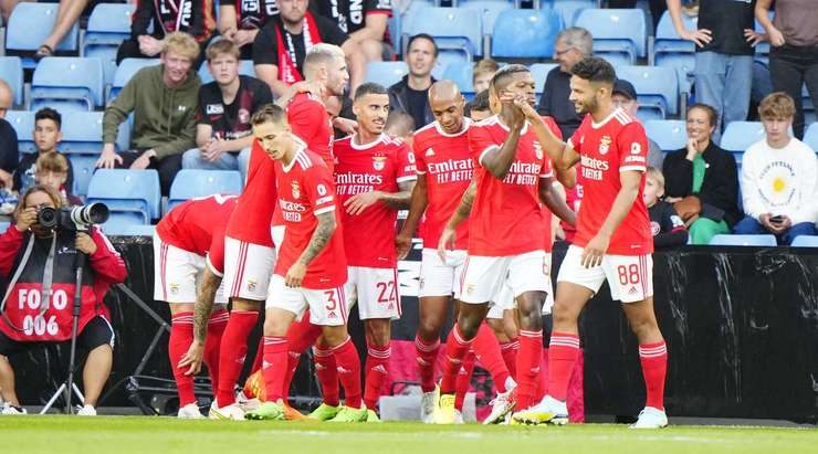 Một bàn thắng ngoạn mục! Enzo Fernandez (Benfica) bứt tốc như một mũi lao vào vòng cấm để đón quả tạt và sút bóng vào góc thấp bên phải, để mặc thủ môn đứng chôn chân sững sờ!