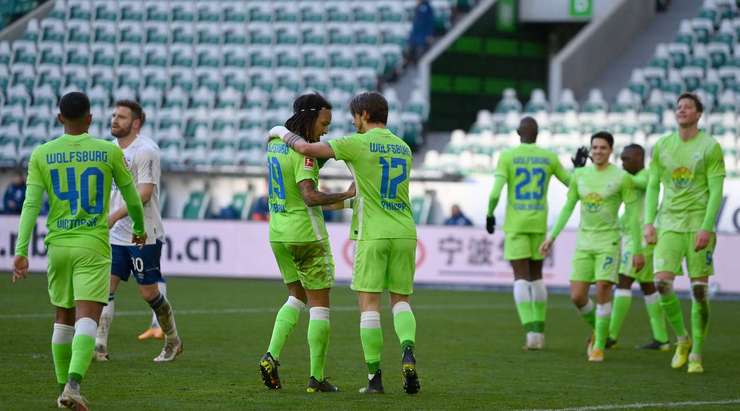Maximilian Philipp (Wolfsburg) nhận một đường chuyền của đồng đội vào trong vòng cấm và ghi bàn bằng một cú sút chìm hoàn hảo vào phía trong cột dọc bên phải. Một pha xử lý gọn gàng!