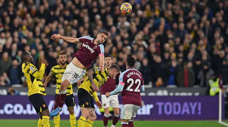 Tomas Soucek (West Ham) phản ứng rất nhanh với bản năng của một sát thủ vòng cấm để đón bóng từ quả phạt góc. Tuy vậy, pha dứt điểm của anh không trúng đích và bóng đi vọt xà ngang trong gang tấc.