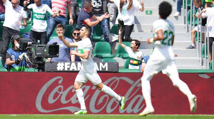Đường treo bóng từ quả đá phạt tìm đến đầu của Pedro Bigas (Elche), và anh đã bật cao, đánh đầu căng như kẻ chỉ vào ngay giữa khung thành.