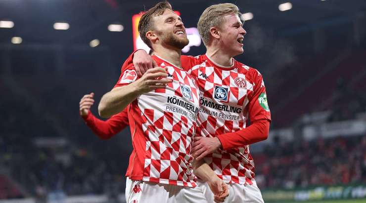 VÀO! Silvan Widmer (Mainz) nhận một đường căng ngang của đồng đội và anh đánh đầu rất mạnh, đưa bóng cắm thẳng vào góc cao bên phải!