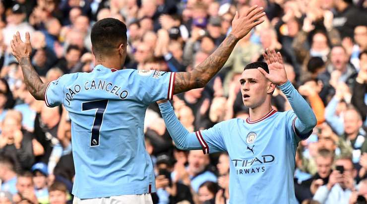 VÀO! 2:0! Kevin De Bruyne chuyền bóng thành công cho Phil Foden (Manchester City) ngay trong vòng cấm. Cầu thủ này nhận ra thủ môn Gavin Bazunu đang đứng ở khá xa khung thành và bấm bóng vào lưới. Một pha lốp bóng rất tinh quái.