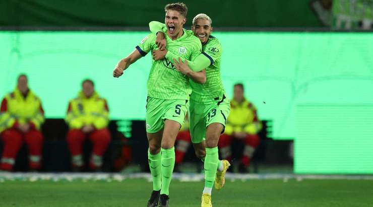 Mickey van de Ven (Wolfsburg) đón quả phạt góc và thể hiện khả năng săn bàn của mình với một cú đánh đầu lạnh lùng từ cự li gần vào góc thấp bên trái cầu môn. Tỉ số là 1:0.