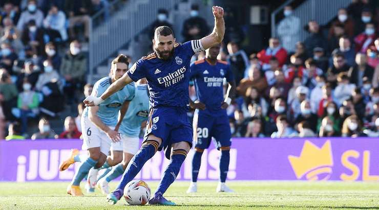 Vào! Chỉ cần một vài bước chạy đà ngắn, Karim Benzema (Real Madrid) đã sút bóng gọn gàng vào góc thấp bên trái khung thành.