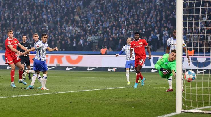 Grischa Promel (Union Berlin) đánh đầu đưa bóng vào sát mép trong cột dọc bên phải sau một quả tạt tuyệt đẹp. Tình huống bật cao đánh đầu hoàn hảo của anh sẽ là một khoảnh khắc khó quên của trận đấu ngày hôm nay.